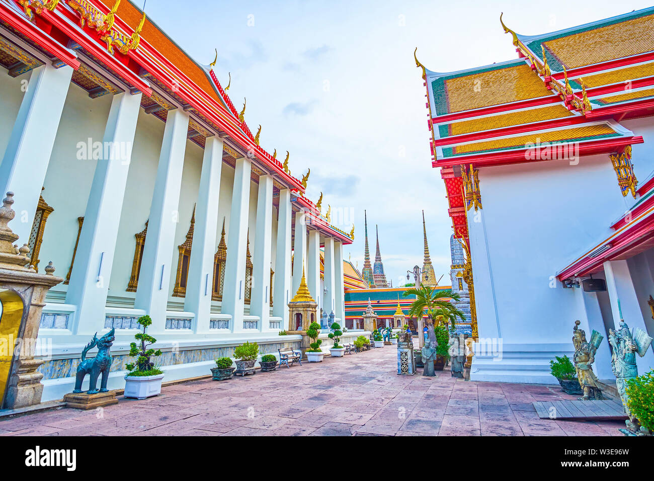 Der Innenhof von Phra Ubosot Tempel dekoriert mit Skulpturen aus Stein der Chinesischen Wächter und Bronze Singhas (mythologische Lions) an den Eingängen zu t Stockfoto