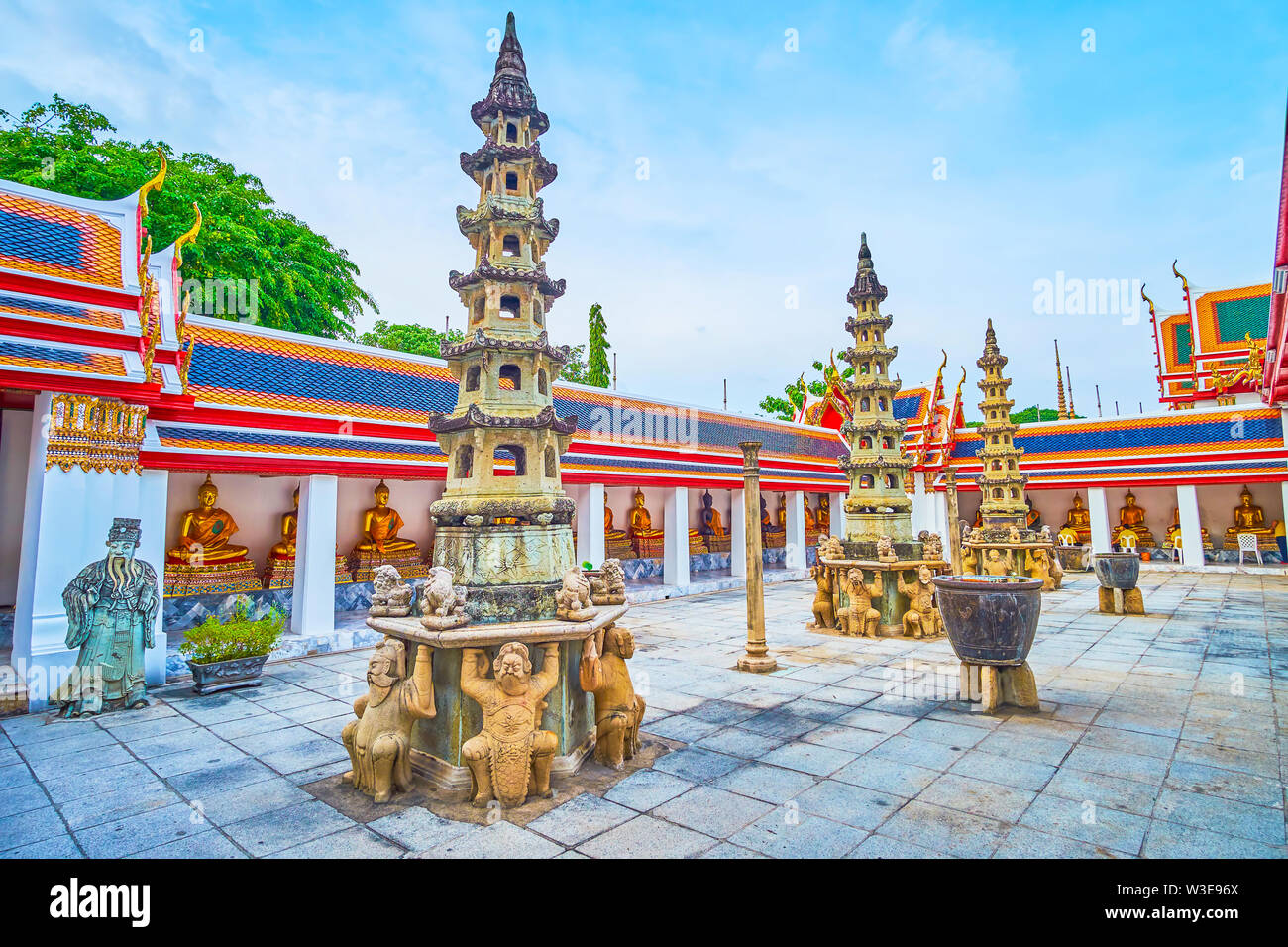 Der Innenhof von Phra Rabiang Kreuzgang mit umliegenden gallety mit Gilden Buddhas und kleinen chinesischen Stil Türme mit geschnitzten Skulpturen, Wat Pho tem Stockfoto