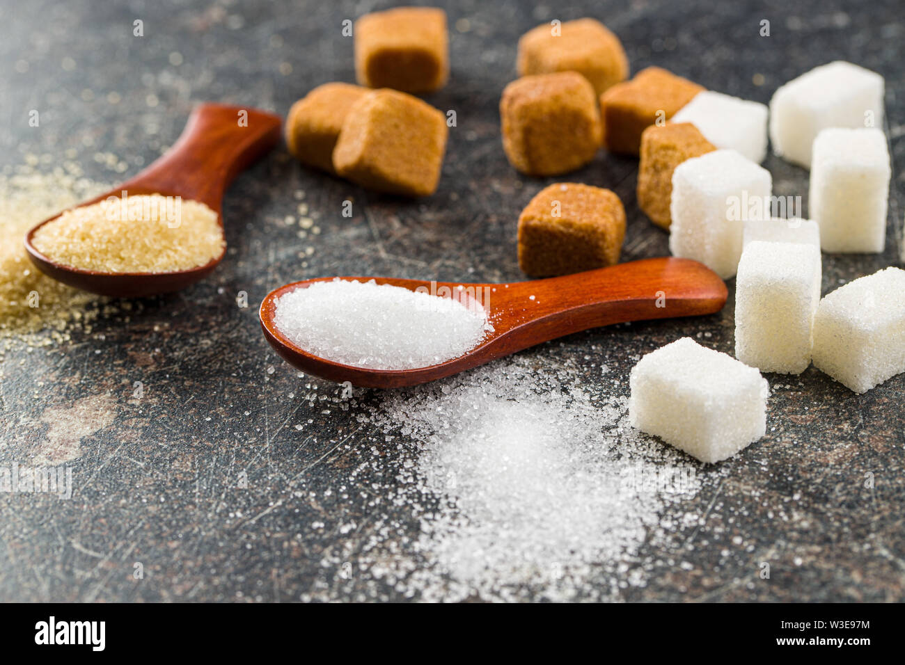 Weißen und braunen Zucker in Holzlöffel. Stockfoto