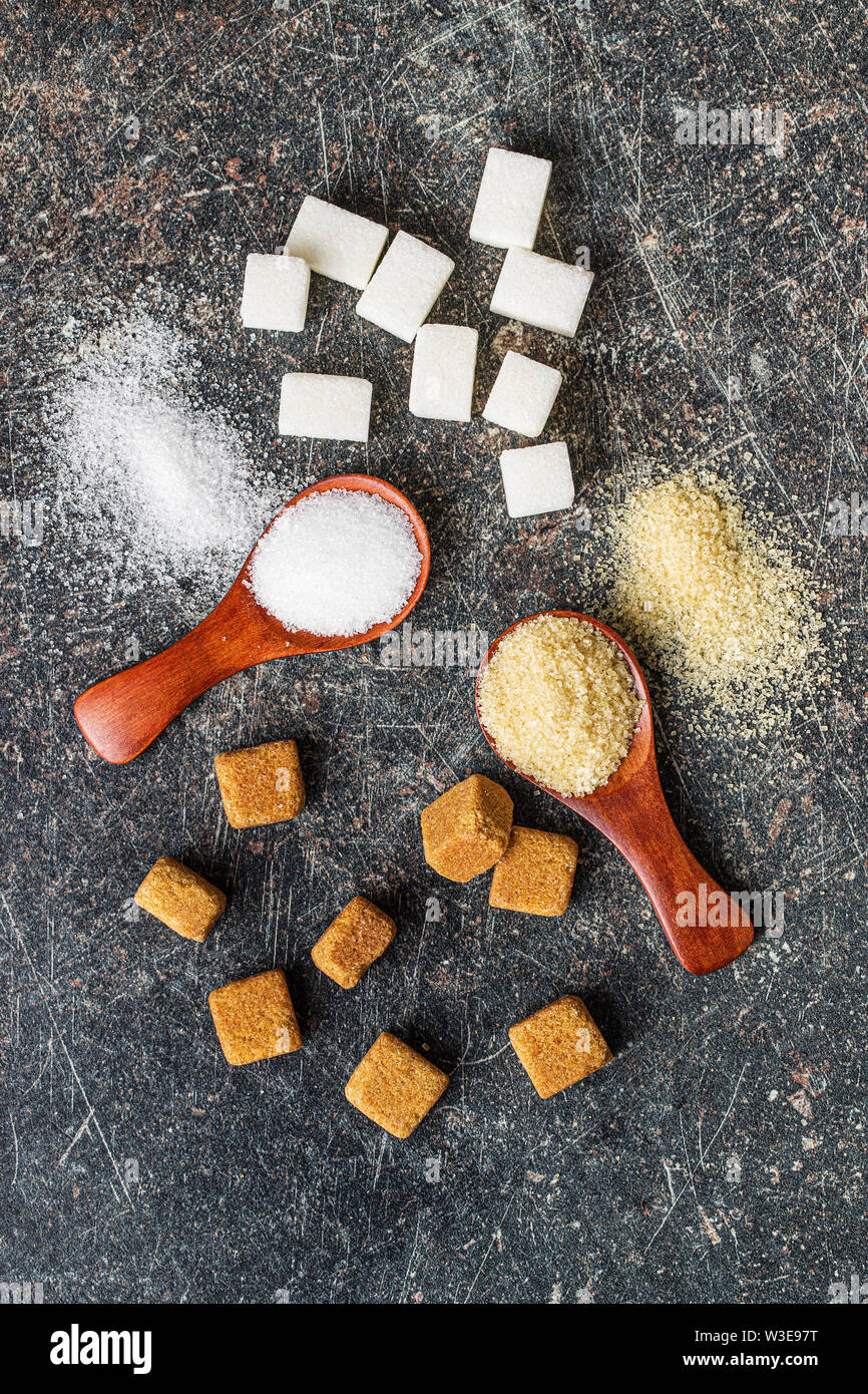 Weißen und braunen Zucker in Holzlöffel. Ansicht von oben. Stockfoto