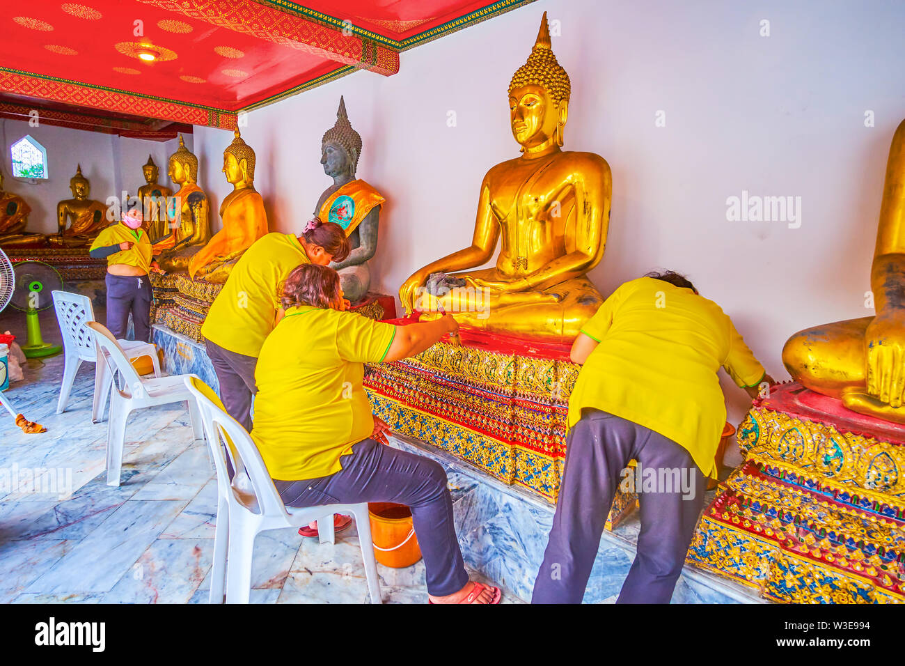 BANGKOK, THAILAND - 22 April, 2019: Die restauratoren Arbeiten in der Galerie der Phra Rabiang Kloster Wat Pho Tempel, Reinigung und Malerei Skulpturen und pe Stockfoto