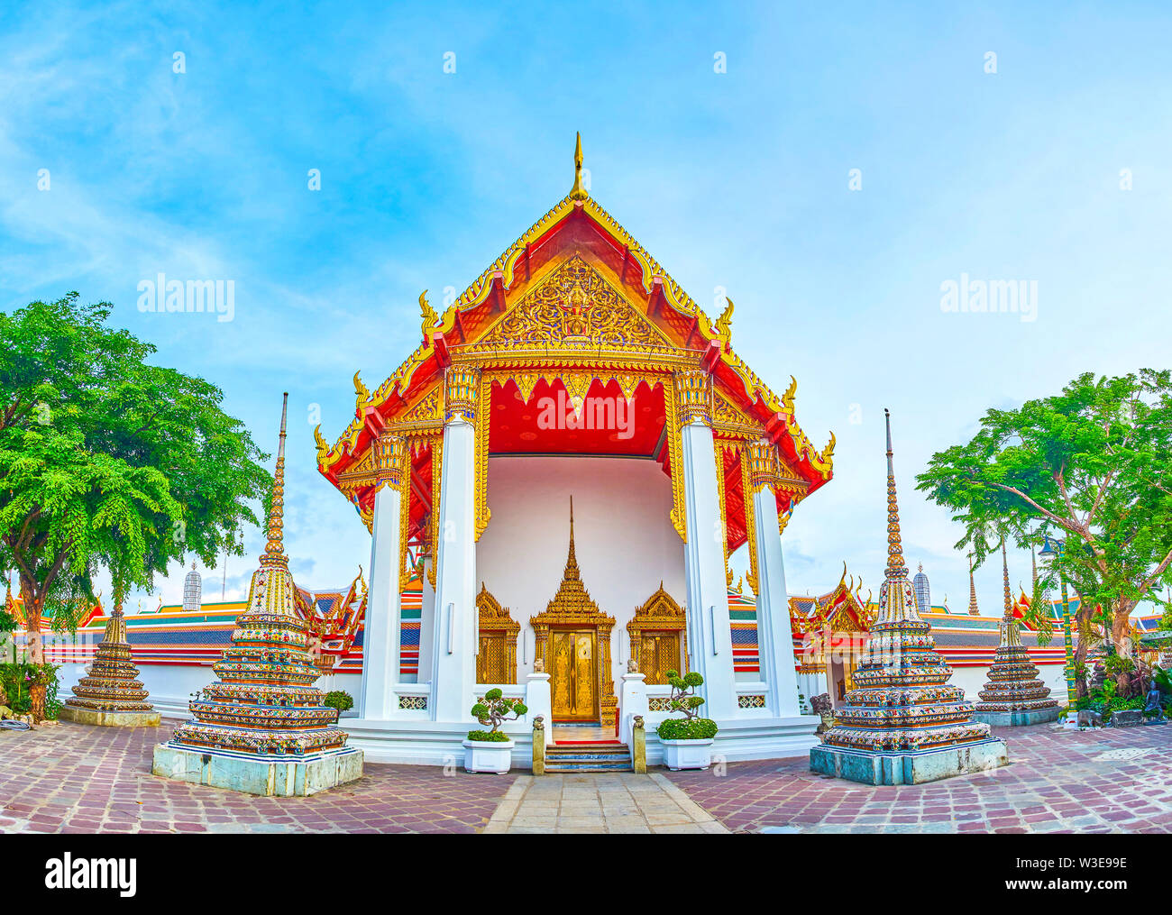 Das schöne Ensemble von großen West Viharn Schreins und Umgebung bunte Fliesen- chedis von Phra Chedi Rai, Wat Pho in Bangkok, Thailand Stockfoto