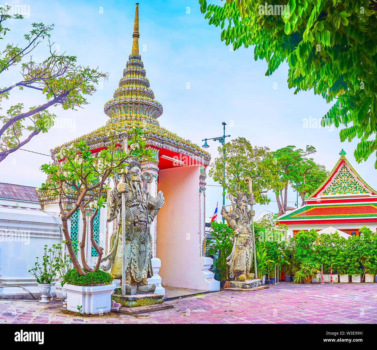 Den Toren von Wat Pho Tempel mit Fliesen- Krone mit Turm und zwei chinesische Wächter, Bangkok, Thailand Stockfoto