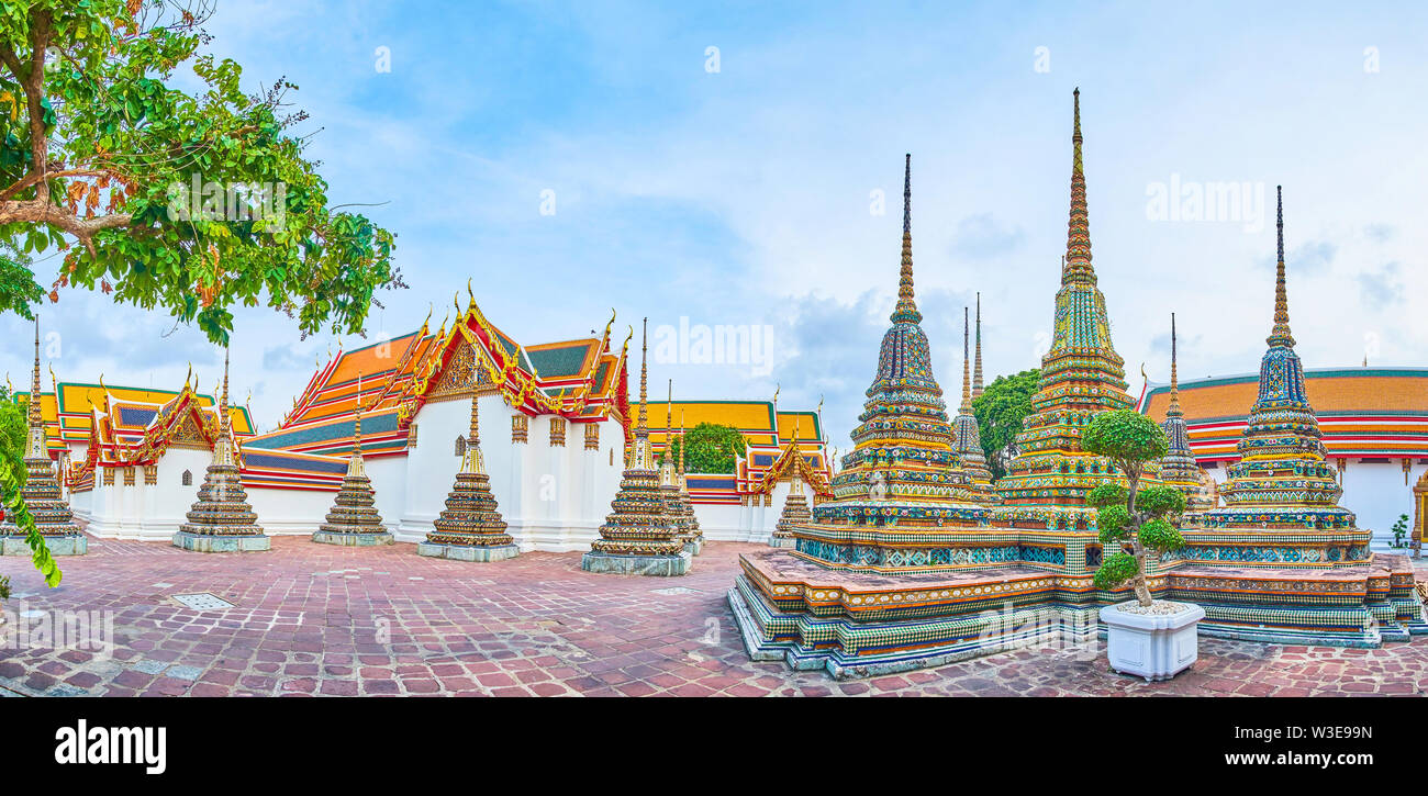 Die Panoramaaussicht auf Wat Pho Innenhof mit bunten chedis und große Tempel mit geschnitzten Dächer, Bangkok, Thailand Stockfoto