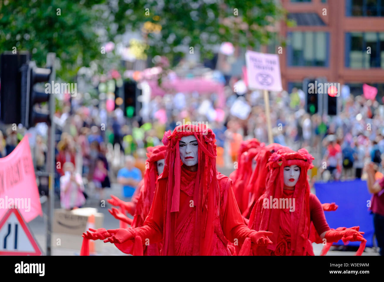 Bristol, UK, 15. Juli 2019. Die Rote Brigade. Als Teil des Aussterbens Aufstandsbewegung Sommer aufstand Bristol Bridge eine Gruppe in der Mitte der Stadt besetzt haben. Der Protest ist es, das Bewusstsein für die Geschwindigkeit des Klimawandels und der Mangel an Maßnahmen, die Sie zu stoppen. Die Demonstranten haben mit lokalen Agenturen gearbeitet, um einen sicheren und friedlichen Protest, Polizei vorhanden sind und Umleitungen an Ort und Stelle zu gewährleisten. Weitere Berufe sind in der ganzen Stadt diese Woche geplant. Abgebildet sind die Rote Brigade Group Stockfoto