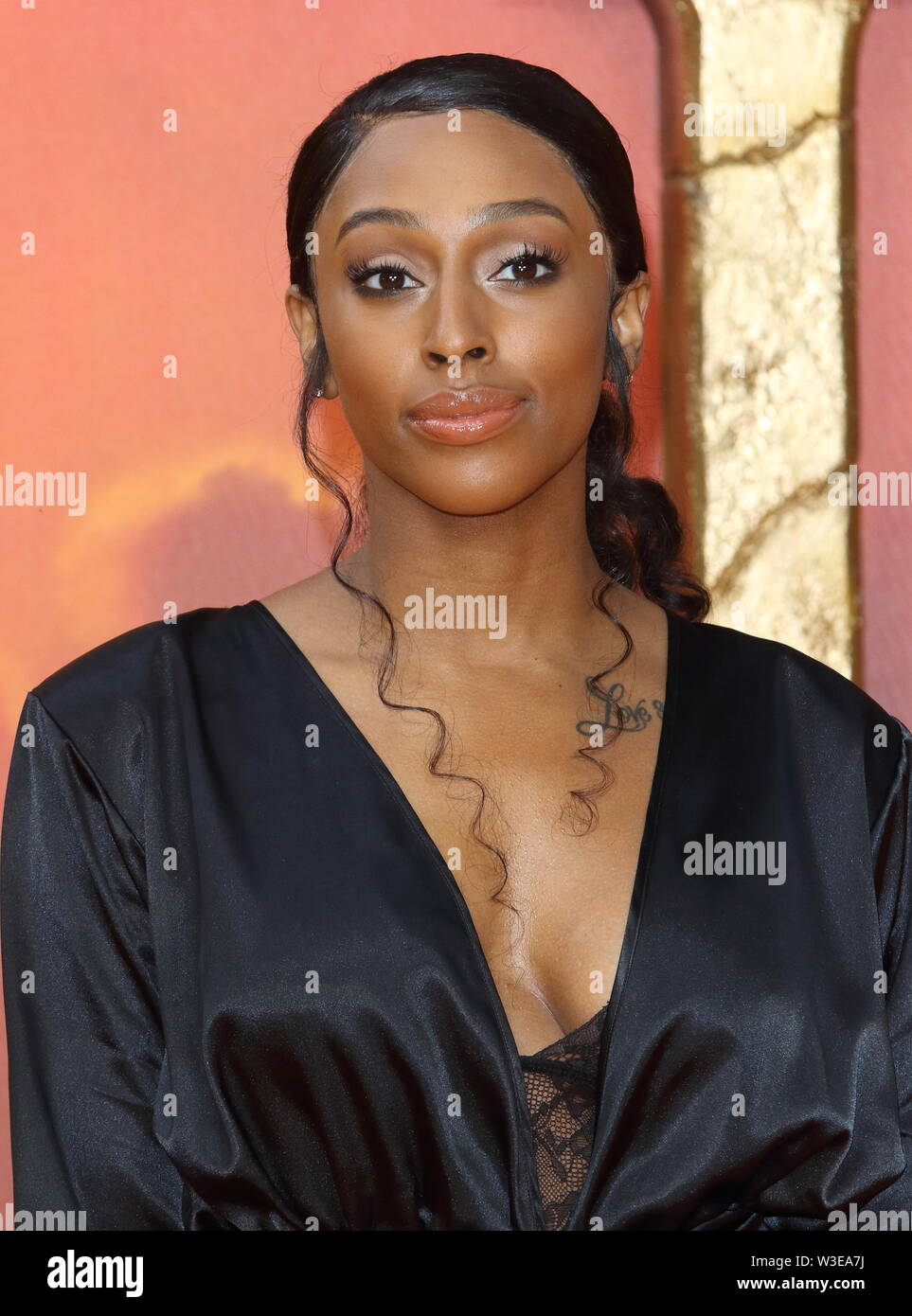 Alexandra Burke besucht die Europäische Premiere von Disney's der König der Löwen im Odeon Luxe Kino, Leicester Square in London. Stockfoto