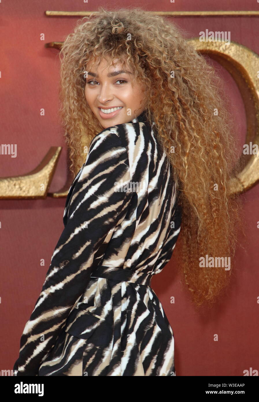 Ella Eyre besucht die Europäische Premiere von Disney's der König der Löwen im Odeon Luxe Kino, Leicester Square in London. Stockfoto