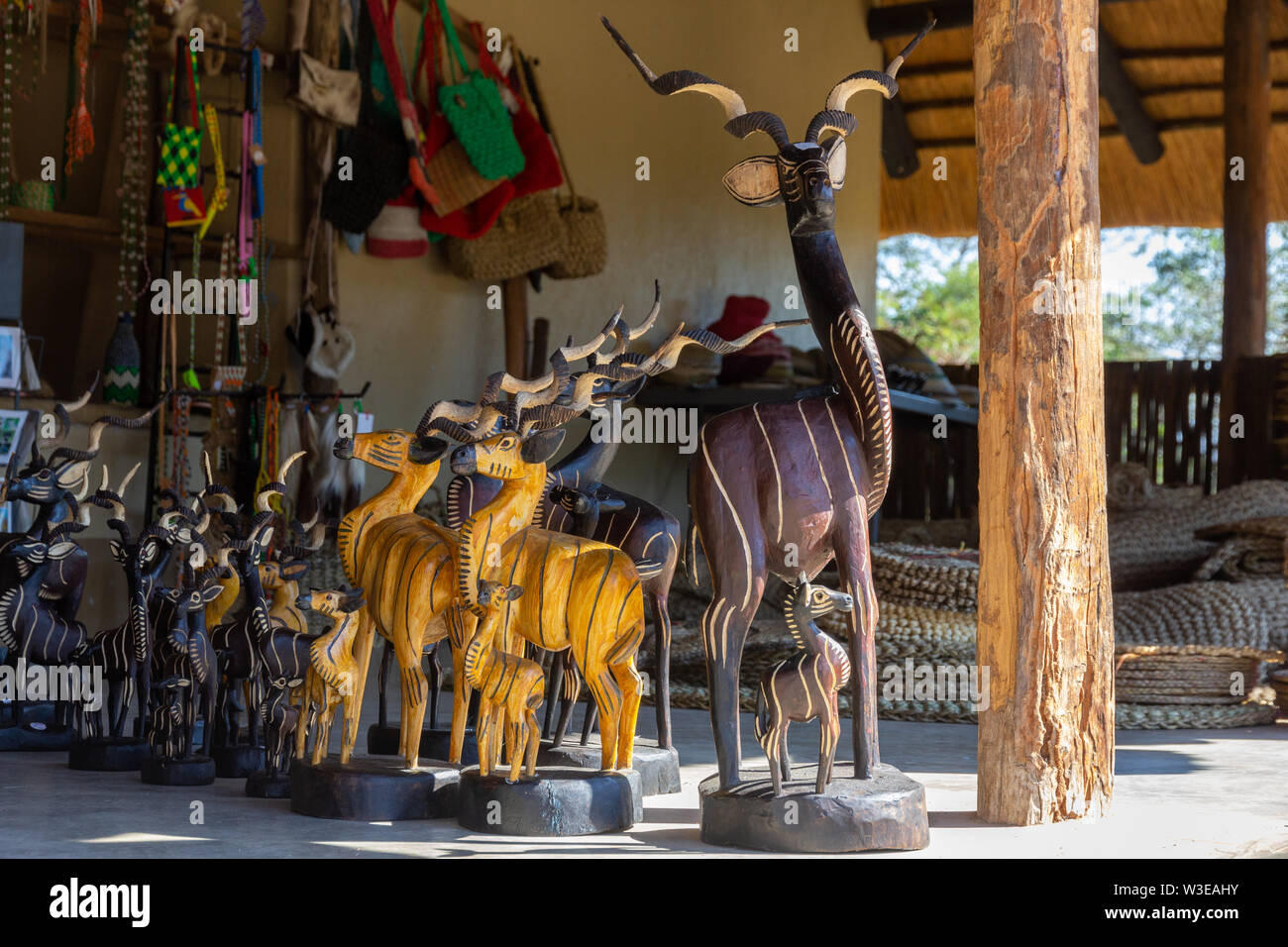 Afrikanische Kuriositäten in einem Souvenirshop im Kruger Nationalpark in Südafrika Stockfoto