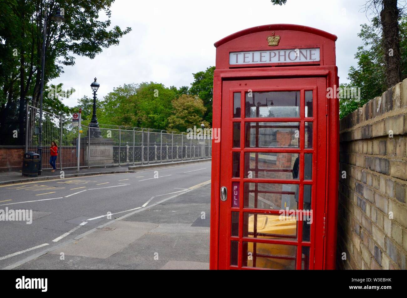 Iconic rote Telefonzelle Kiosk in London mit samariter Hotline in der Nähe Torbogen Selbstmord Brücke nördlich von London Stockfoto