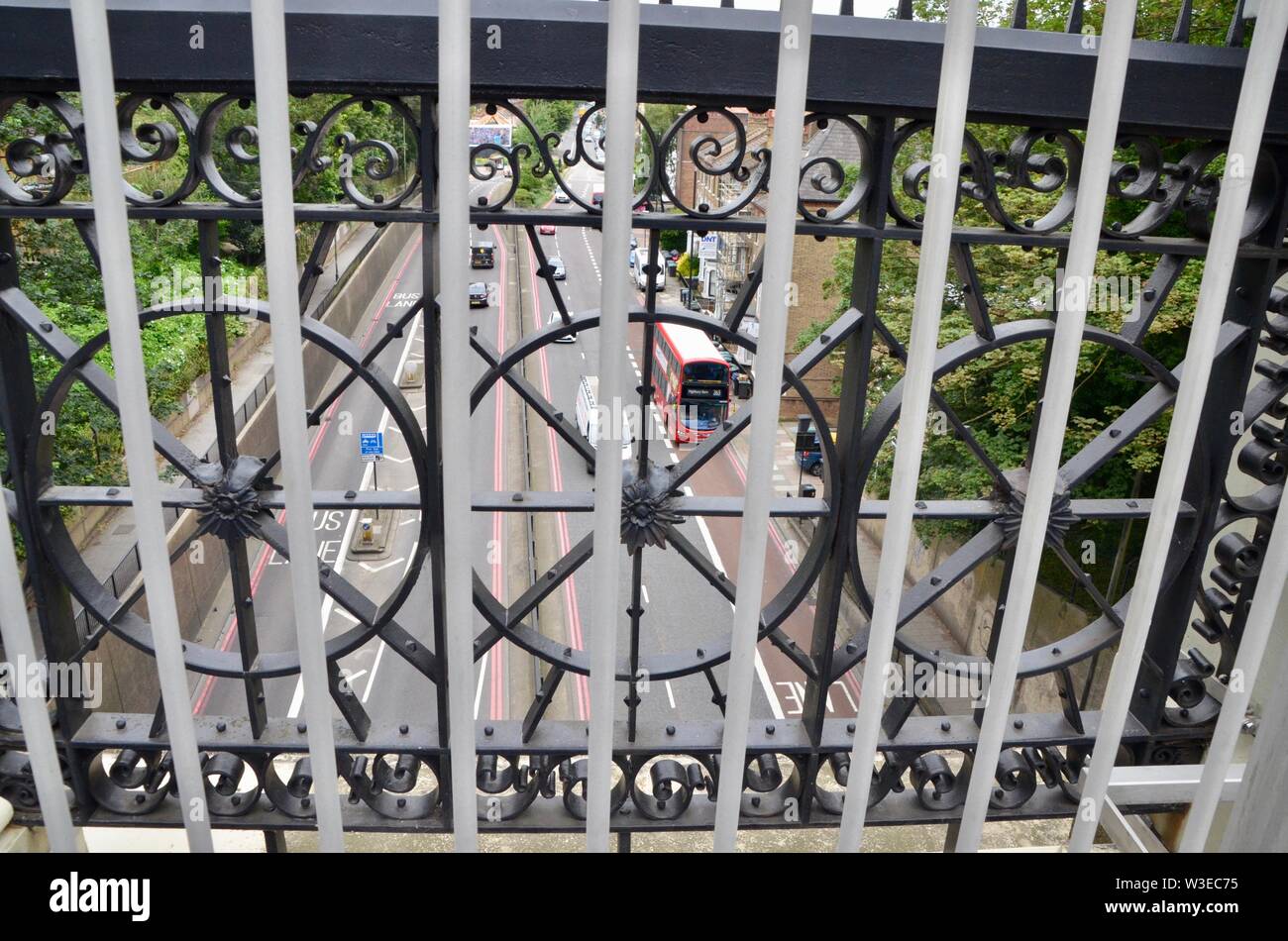 Neu errichteten Zäune am Torbogen Straße Brücke versucht, Selbstmorde N19 London berüchtigten Selbstmord hot spot zu verhindern Stockfoto