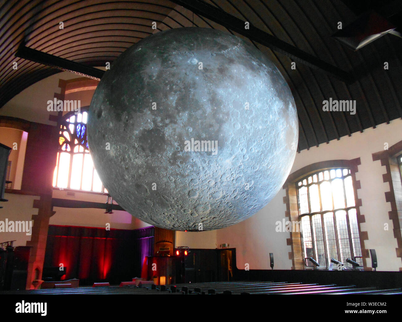 Diese massive Kunstwerk ist aufgerufen, das Museum des Mondes, und ist 7 Meter im Durchmesser und ist aus vielen, genaue Bilder von der NASA von der Mondoberfläche gemacht und ist im Maßstab 1:500.000. Jeder Zentimeter des intern beleuchtet kugelförmige Skulptur stellt 5 km der Mondoberfläche. Der Künstler ist Luke Jerram und dieses Foto ist von Glasgow, wo sie auf Anzeige im Jahr 2018 war. ALAMY/Alan Wylie © Stockfoto