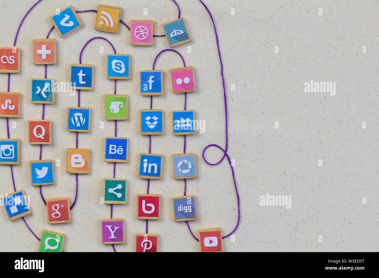 QUEENSTOWN, SÜDAFRIKA - vom 7. Juli 2019 - Social Media Hintergrund mit Social Media Logos auf Holz- spiel Blocks verbunden mit stickgarn auf Weiß l Stockfoto