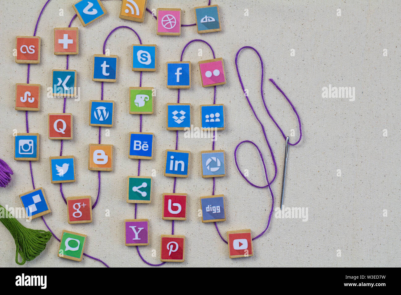 QUEENSTOWN, SÜDAFRIKA - vom 7. Juli 2019 - Social Media Hintergrund mit Social Media Logos auf Holz- spiel Bausteine mit Stickgarn und Nadel verbunden Stockfoto
