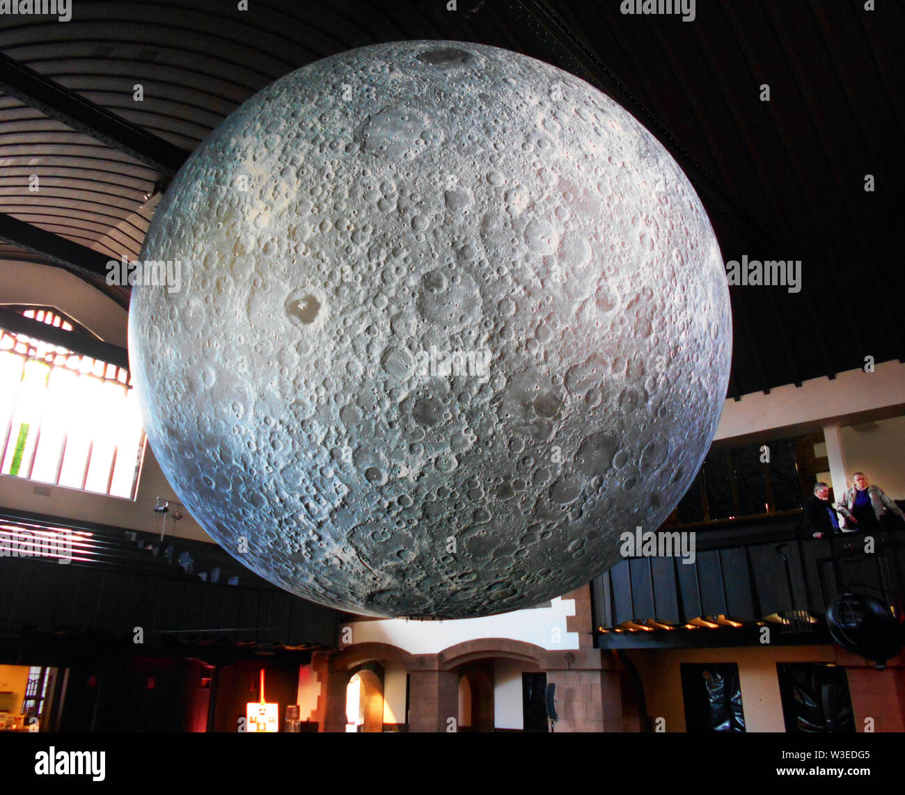 Diese massive Kunstwerk ist aufgerufen, das Museum des Mondes, und ist 7 Meter im Durchmesser und ist aus vielen, genaue Bilder von der NASA von der Mondoberfläche gemacht und ist im Maßstab 1:500.000. Jeder Zentimeter des intern beleuchtet kugelförmige Skulptur stellt 5 km der Mondoberfläche. Der Künstler ist Luke Jerram und dieses Foto ist von Glasgow, wo sie auf Anzeige im Jahr 2018 war. ALAMY/Alan Wylie © Stockfoto