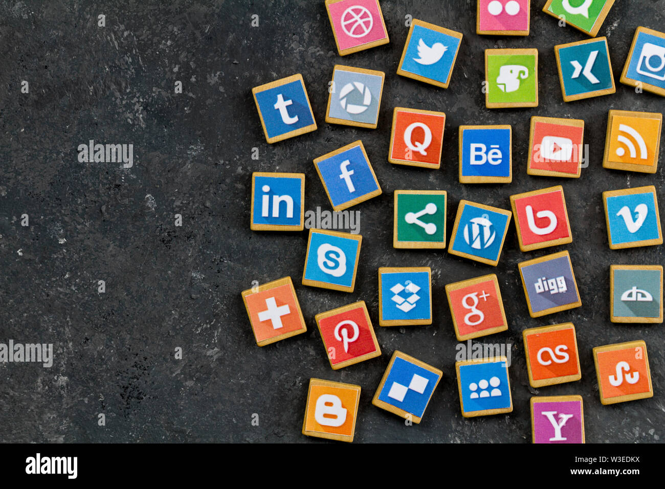QUEENSTOWN, SÜDAFRIKA - vom 7. Juli 2019 - Social Media Hintergrund mit Social Media Logos auf Holz- Spiel Block in grau meliert Hintergrund - soziale Netz Stockfoto