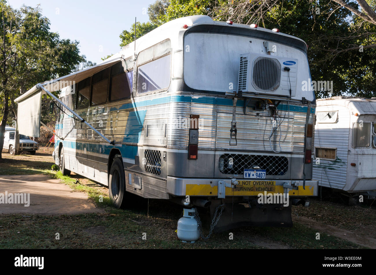 Ein großer Reisebus umgewandelt in ein Mobilheim am Clermont Caravan Park in Clermont in Central Queensland, Australien. Clermont ist eine kleine Stadt an der Stockfoto