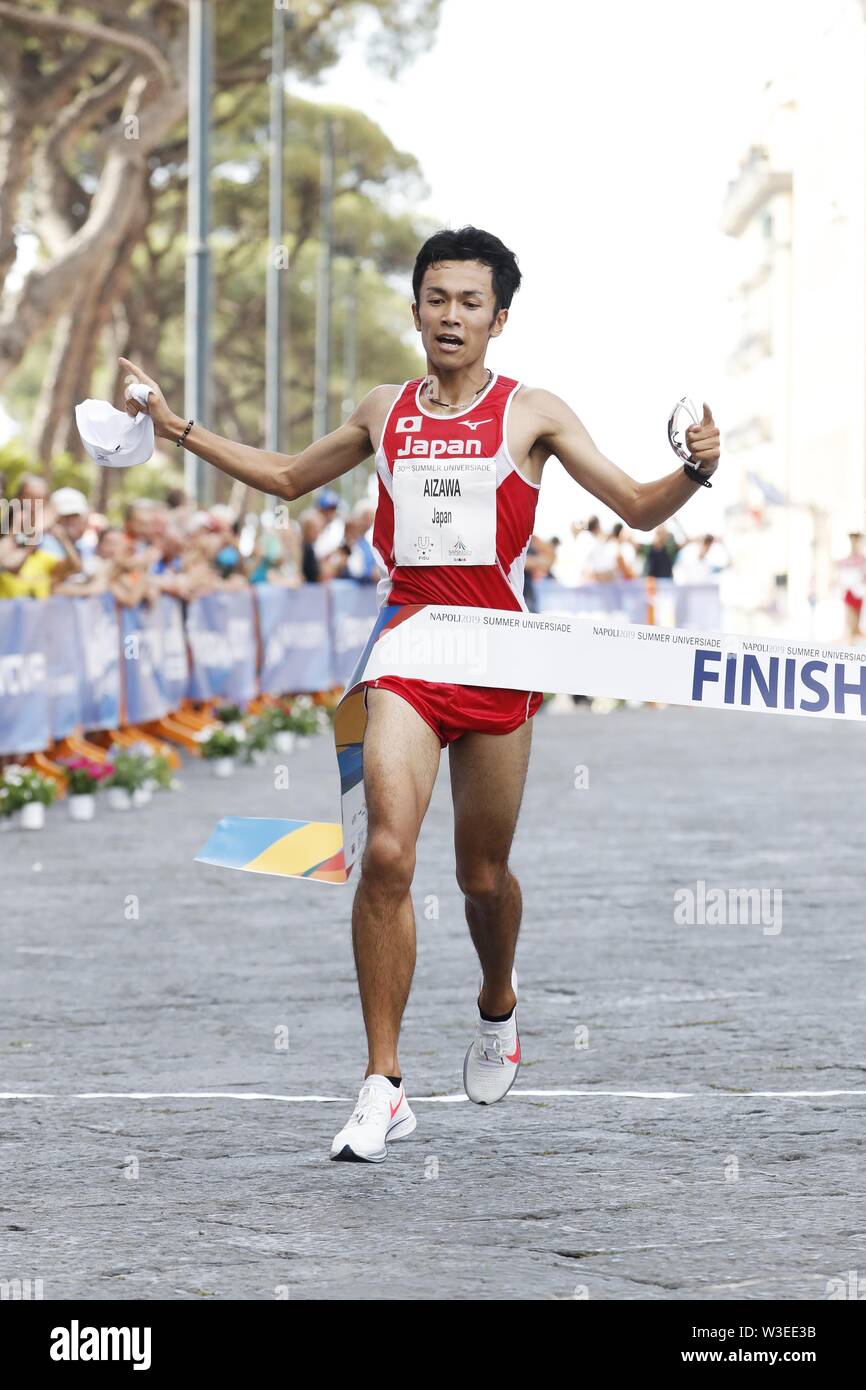 Neapel, Italien. 13. Juli, 2019. Japan's Akira Aizawa überquert die Ziellinie während der 30 Sommer-universiade Napoli 2019 Leichtathletik Männer Halbmarathon in Neapel, Italien, 13. Juli 2019 zu gewinnen. Quelle: LBA SPORT/Alamy leben Nachrichten Stockfoto