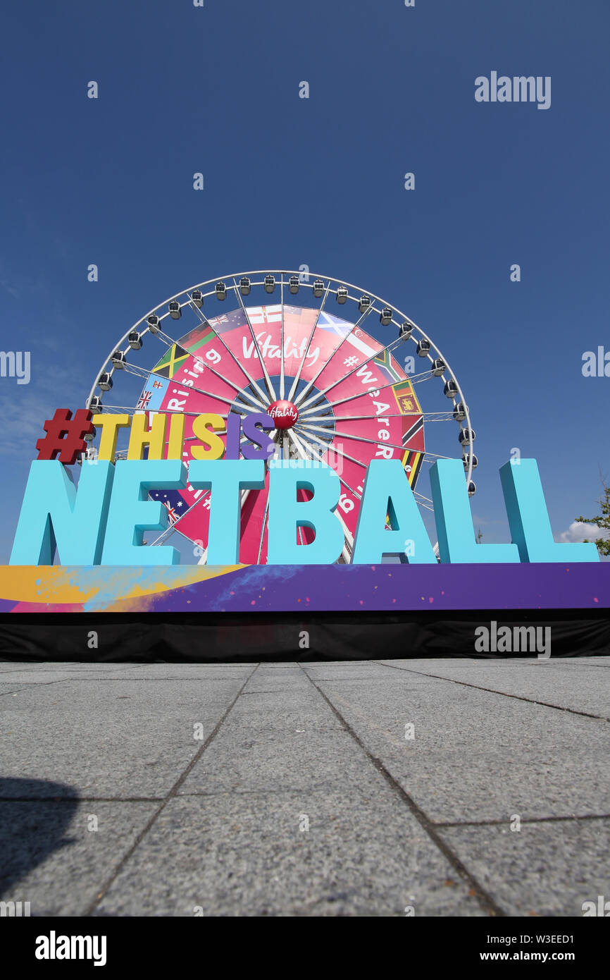 Liverpool, Merseyside, UK. Am 15. Juli 2019. Unterstützer aus der ganzen Welt treffen sich im M&S Bank Arena die Vitalität Netball Weltmeisterschaft zu beobachten. Credit: ken Biggs/Alamy leben Nachrichten Stockfoto