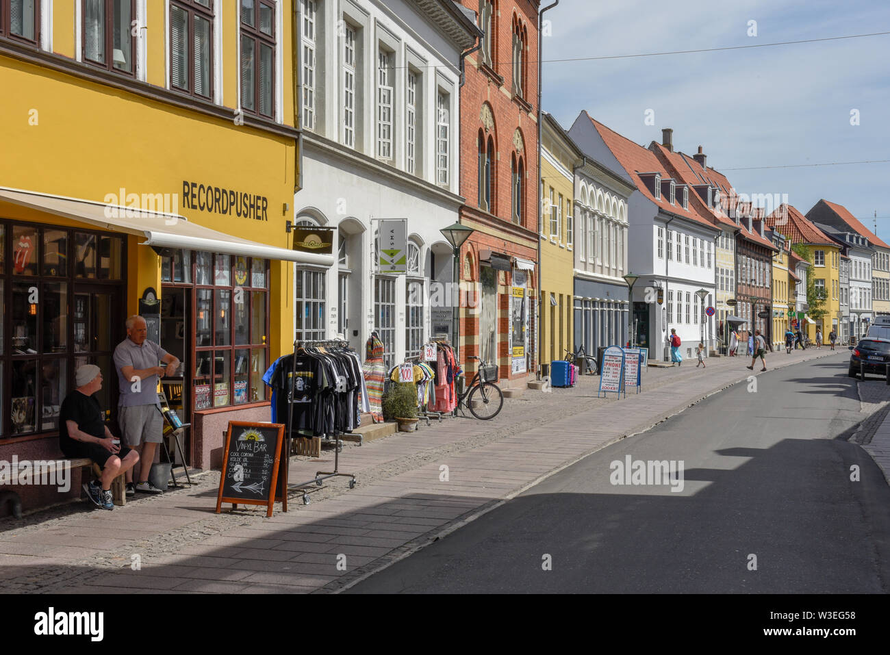 Odense, Dänemark - 24 Juni 2019: Menschen einkaufen in den alten Häusern von Odense in Dänemark Stockfoto