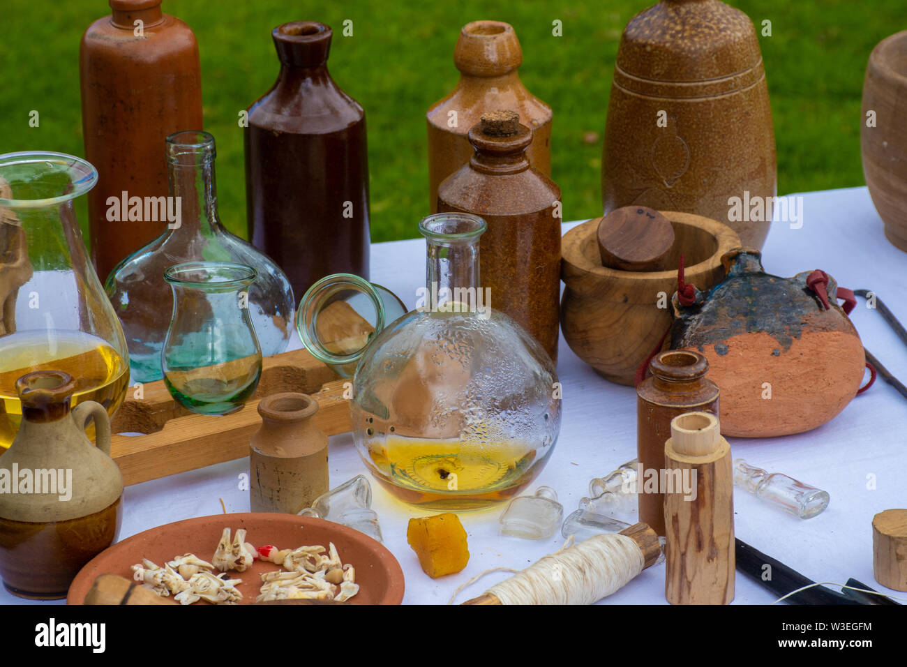 Die Mittelalterliche apothecary Tabelle mit Glasflaschen und Gläser Stockfoto