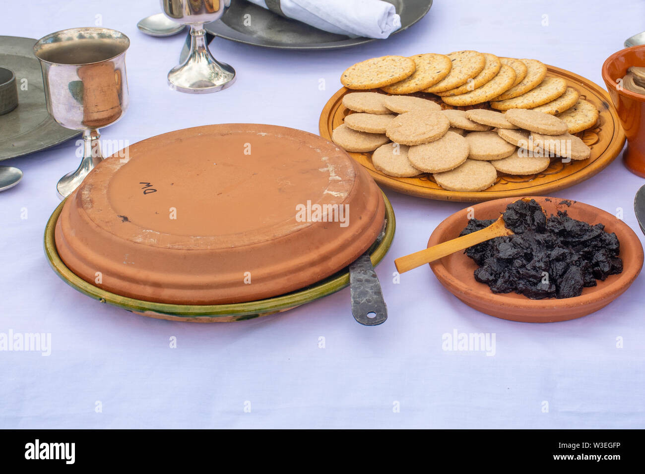 Mittelalterliche Speisen auf dem Tisch von Gebäck und Obst Stockfoto