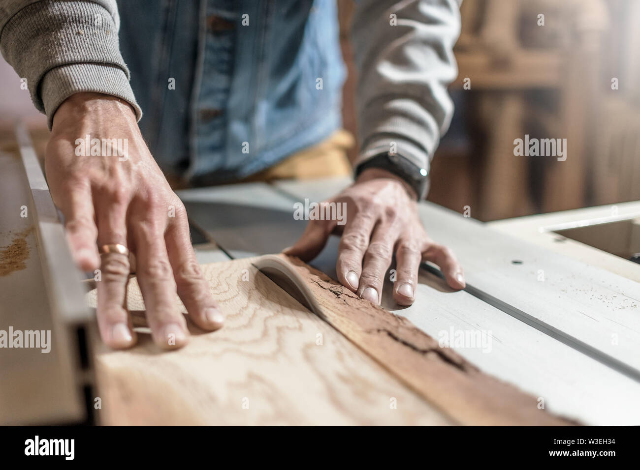 Elektrische Säge schneiden von Holz. Mann an Schreinerei arbeiten Stockfoto
