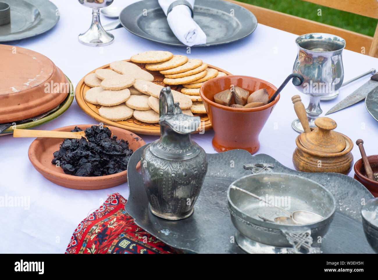 Typische mittelalterliche Speisen Tabelle mit Gebäck Obst und Essiggurke Stockfoto