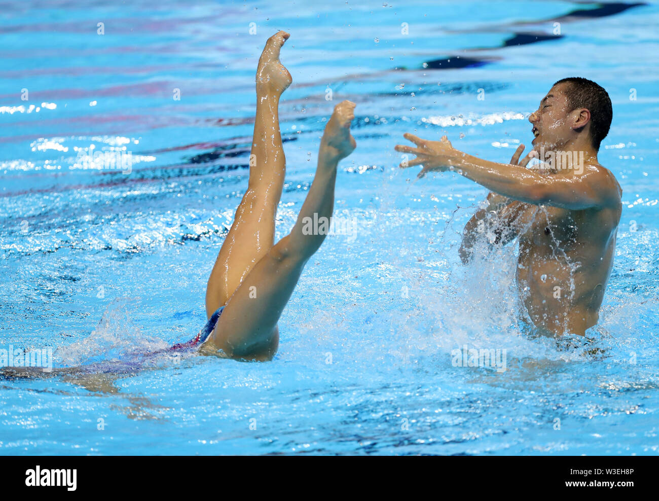 Gwangju, Südkorea. Am 15. Juli 2019. Abe Atsushi (R)/Adachi Yumi von Japan konkurrieren während der gemischten Duett technische abschließenden künstlerischer Schwimmen an der Gwangju 2019 FINA Weltmeisterschaft in Gwangju, Südkorea, 15. Juli 2019. Credit: Li Gang/Xinhua/Alamy leben Nachrichten Stockfoto