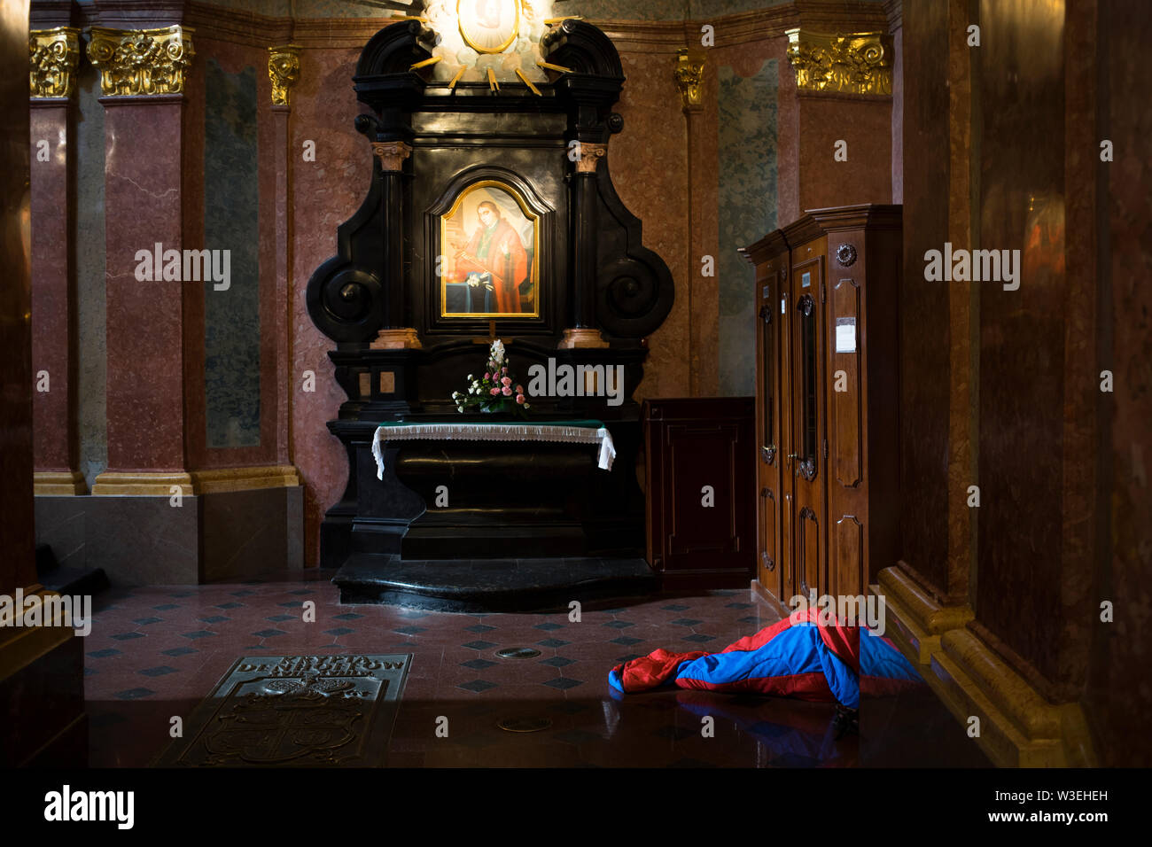 Ein Pilger schläft in einem Schlafsack auf dem Boden der Basilika im Heiligtum von Jasna Góra, Polen 2018. Stockfoto
