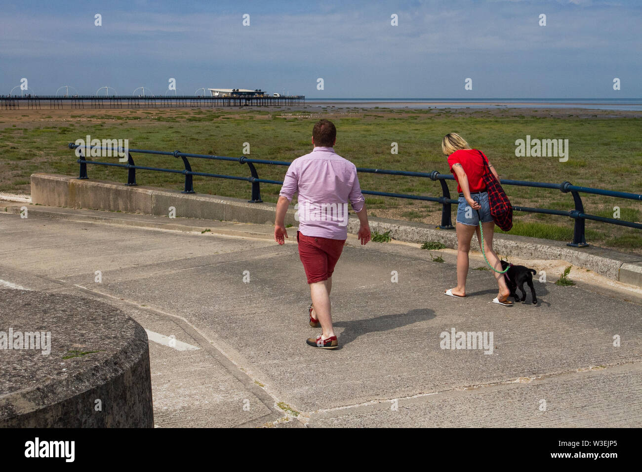 Southport, Merseyside. Wetter in Großbritannien. Juli 2019. Der sonnige Start in den Tag an der Strandpromenade, während Jogger und Spaziergänger die wärmenden Morgentemperaturen bei strahlendem Sonnenschein genießen. Kredit; MediaWorldImages/AlamyLiveNews. Stockfoto