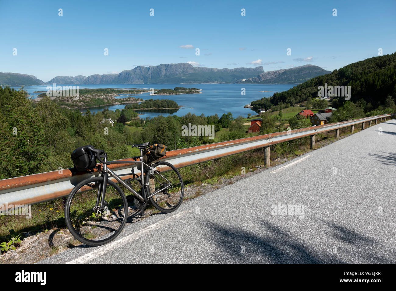 Radfahren in der umgebenden Landschaft Sognefjord, Norwegen. Stockfoto