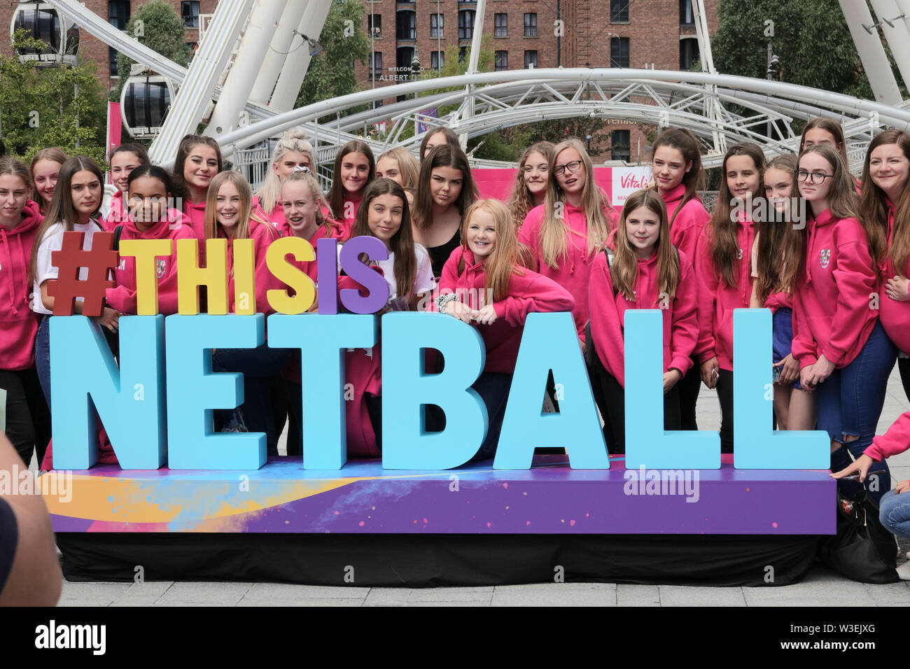 Liverpool, Merseyside, UK. 15. Juli 2019. Unterstützer aus der ganzen Welt treffen sich im M&S Bank Arena die Vitalität Netball Weltmeisterschaft zu beobachten. Credit: Ken Biggs/Alamy leben Nachrichten Stockfoto