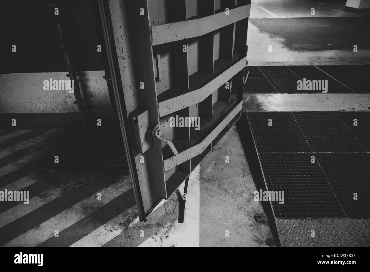 Details mit dem Heavy Metal Türen einer nuklearen Explosion Tierheim (Fallout shelter), vier Stockwerke unter der Erde in einem tiefen unterirdischen Parkplatz-b Stockfoto