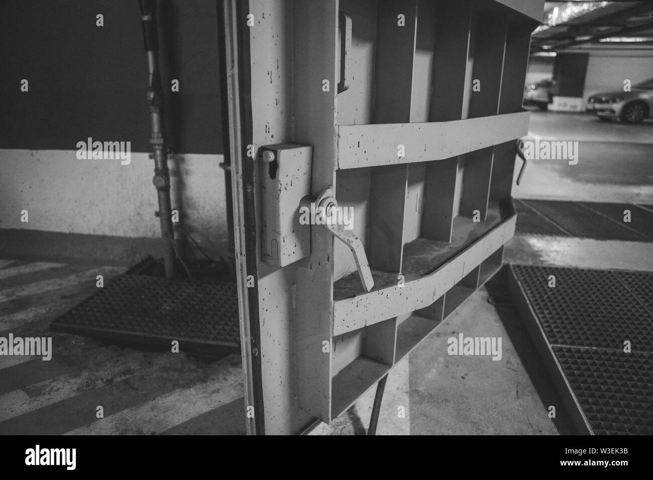 Details mit dem Heavy Metal Türen einer nuklearen Explosion Tierheim (Fallout shelter), vier Stockwerke unter der Erde in einem tiefen unterirdischen Parkplatz-b Stockfoto