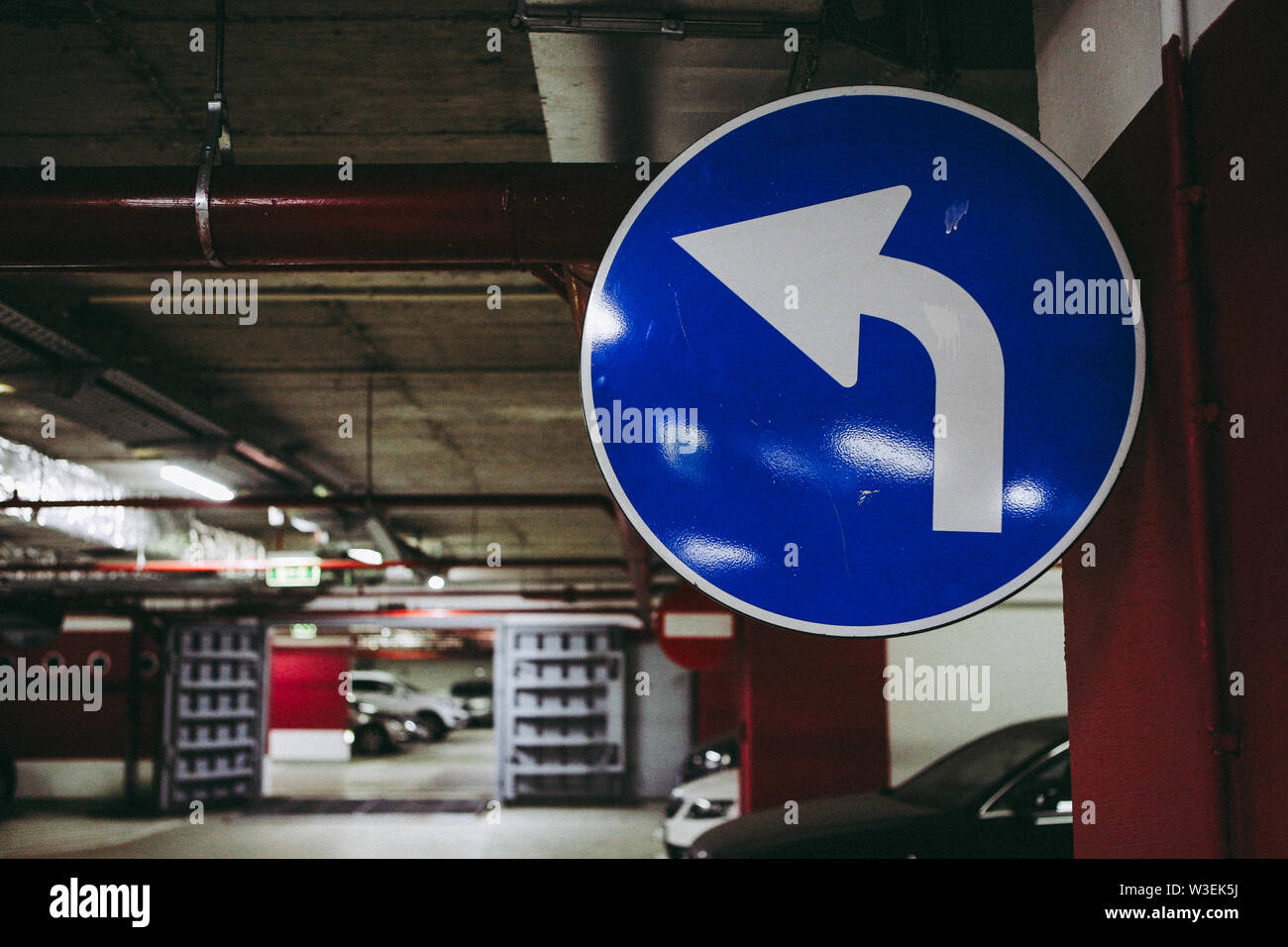 Pflichtfeld links abbiegen Straße Signal innerhalb einer Tiefgarage Stockfoto