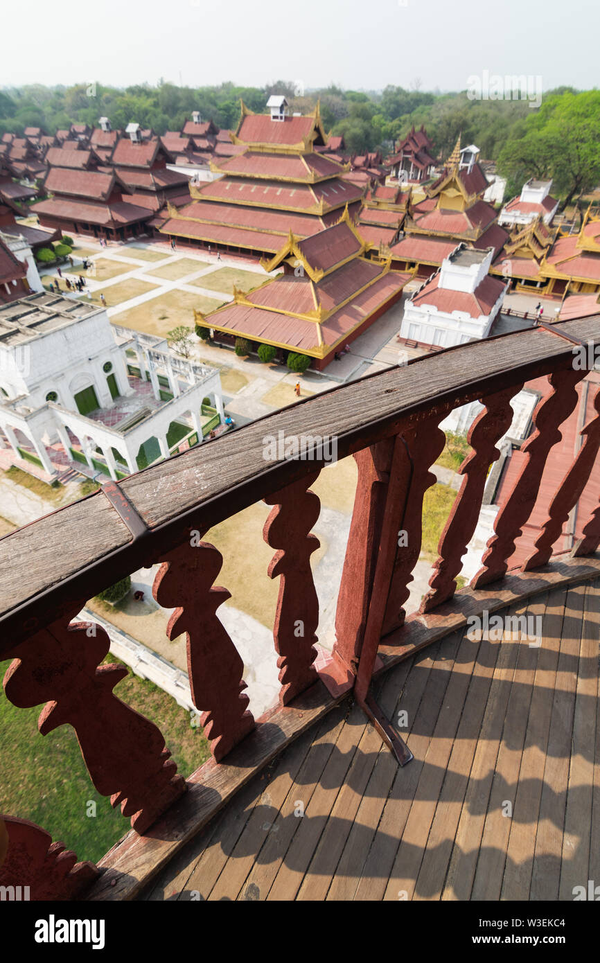 Luftaufnahme über Mandalay Royal Palace Hinterhof, Myanmar. Hölzerne Veranda im Vordergrund Stockfoto