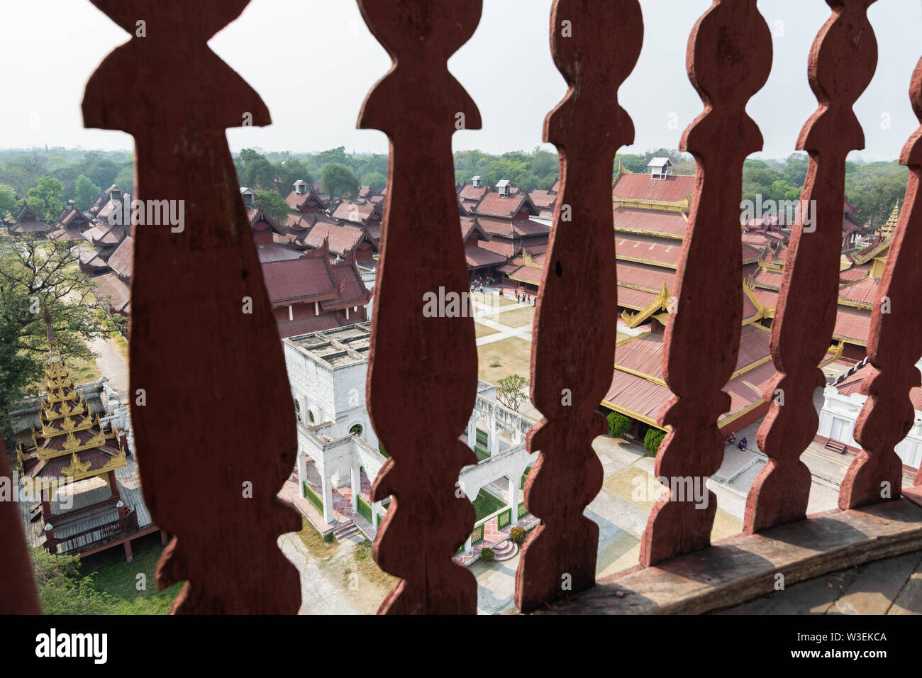 Luftaufnahme über Mandalay Royal Palace Hinterhof, Myanmar. Blick durch die Balustrade Stockfoto