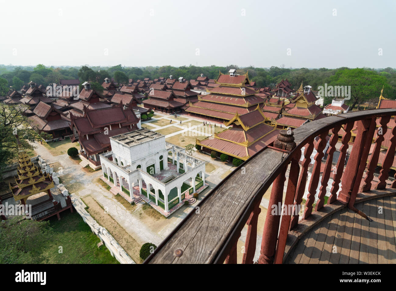 Luftaufnahme über Mandalay Royal Palace Hinterhof, Myanmar. Hölzerne Veranda im Vordergrund Stockfoto