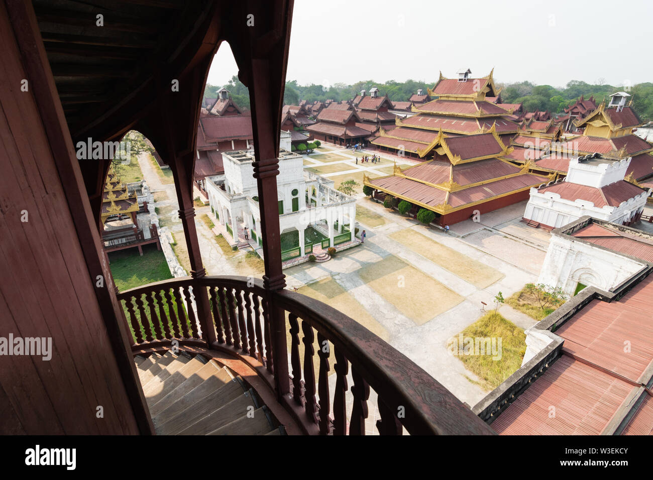 Luftaufnahme über Mandalay Royal Palace Hinterhof, Myanmar. Holztreppe im Vordergrund Stockfoto