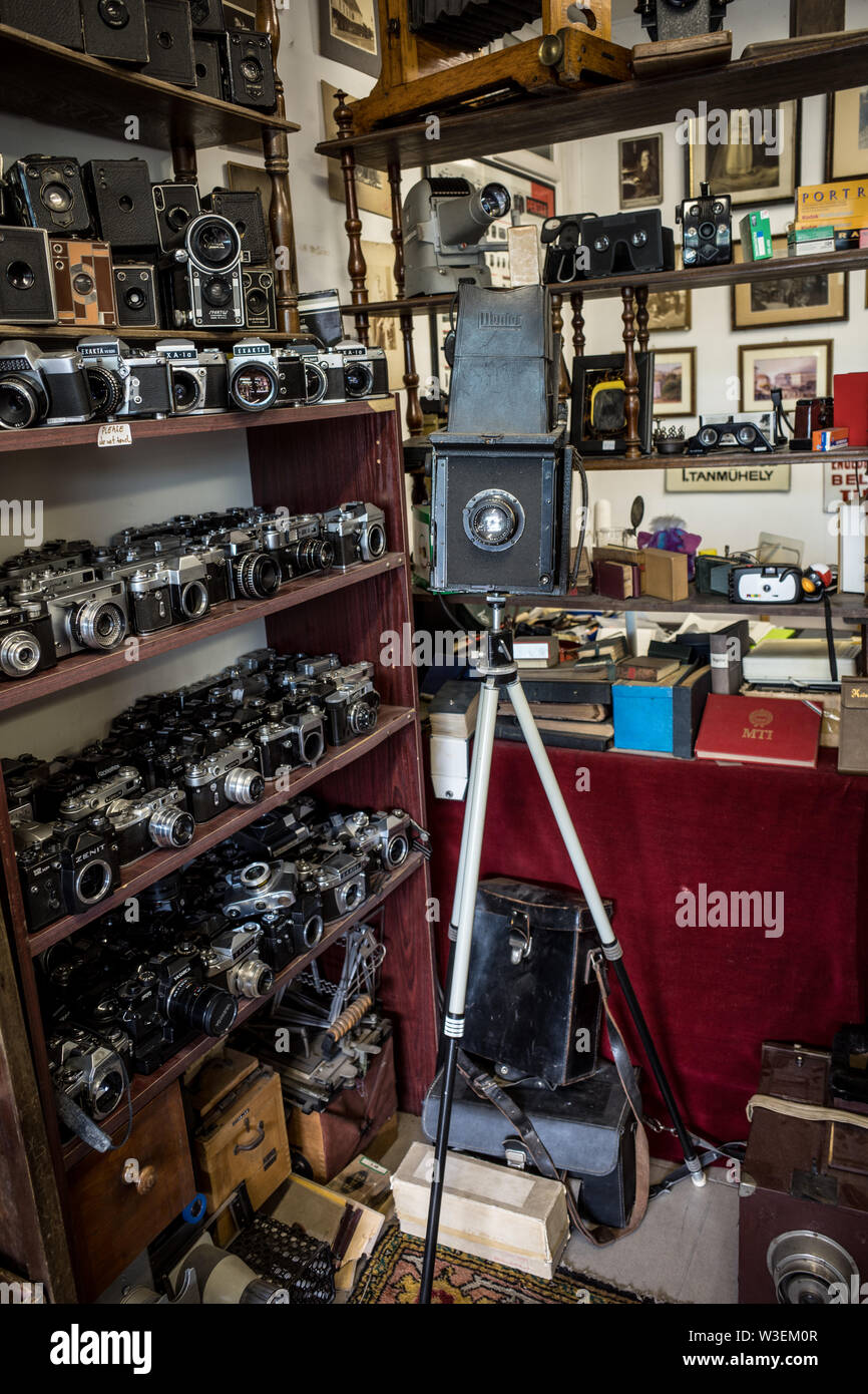 Antiquitäten KAMERA SHOP - CLASSIC CAMERA - SILBER FOTOGRAFIE - FLOHMARKT  BUDAPEST UNGARN - VINTAGE FOTOGRAFIE - SAMMLER FOTOGRAFIE KAMERA © Frédéric  BEAUMONT Stockfotografie - Alamy