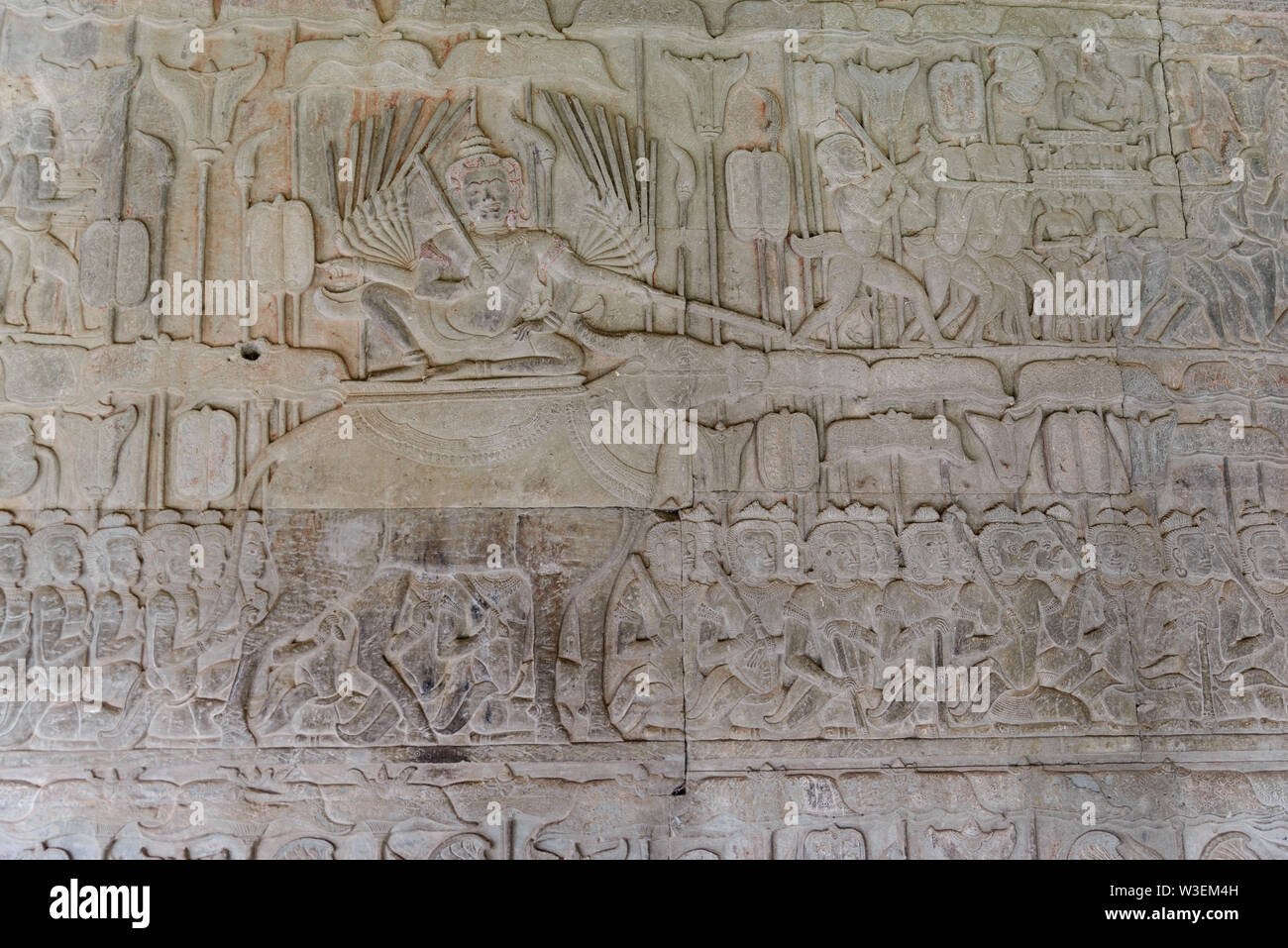 Berühmte bas Reflief in der Wand von Angkor Wat Tempel geschnitzt, Weltkulturerbe und die meisten touristische Website besucht, Kambodscha. Details, Nahaufnahme der epischen Schlachten Stockfoto