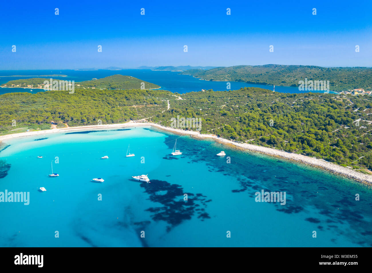 Luftaufnahme von Segelbooten in einem wunderschönen azurblauen türkisfarbenen Lagune auf Sakarun Strand auf der Insel Dugi Otok, Kroatien, schöne Seascape Stockfoto