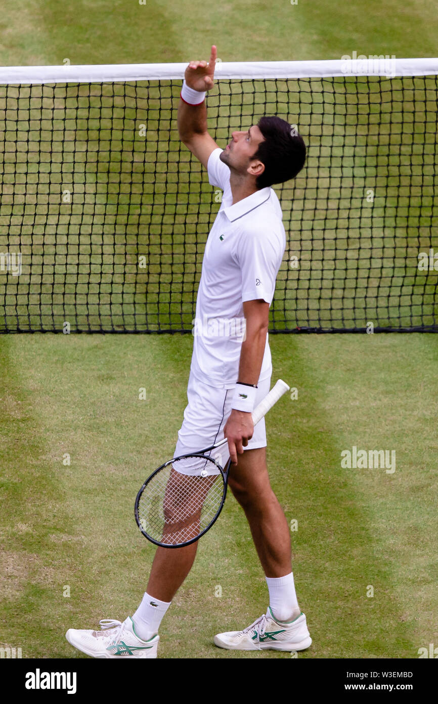 London, Großbritannien. 14. Juli, 2019. Tennis: Grand Slam/ATP Tour, Wimbledon, Einzelne, Männer, Endgültige, Djokovic (Serbien) - Federer (Schweiz). Novak Djokovic Jubel nach dem Spiel. Credit: Frank Molter/dpa/Alamy leben Nachrichten Stockfoto