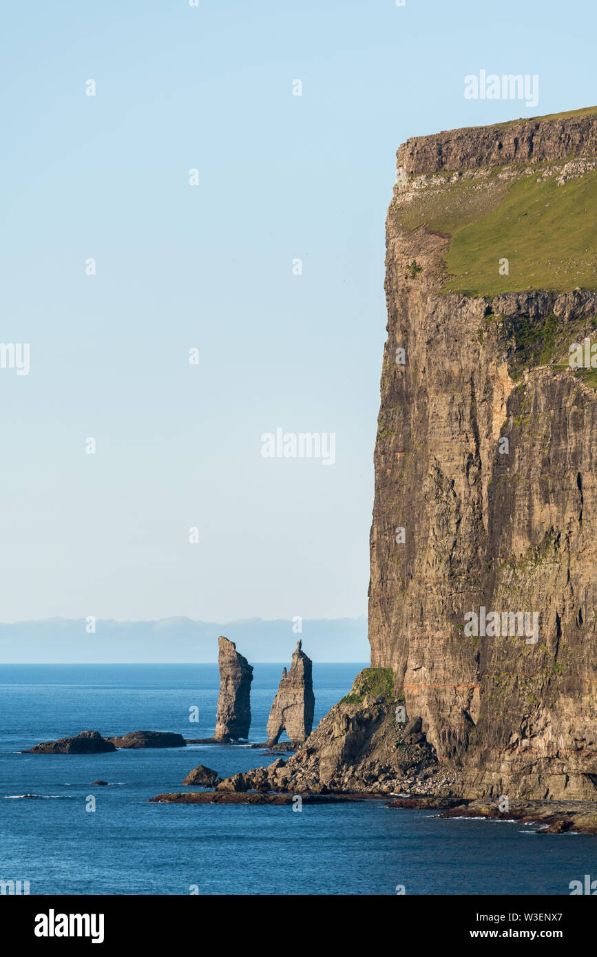 Unglaubliche Aussicht auf das Meer Stacks in Färöer Inseln Stockfoto