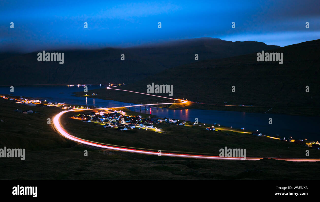 Unglaubliche Aussicht in Färöer Inseln bei Nacht Stockfoto