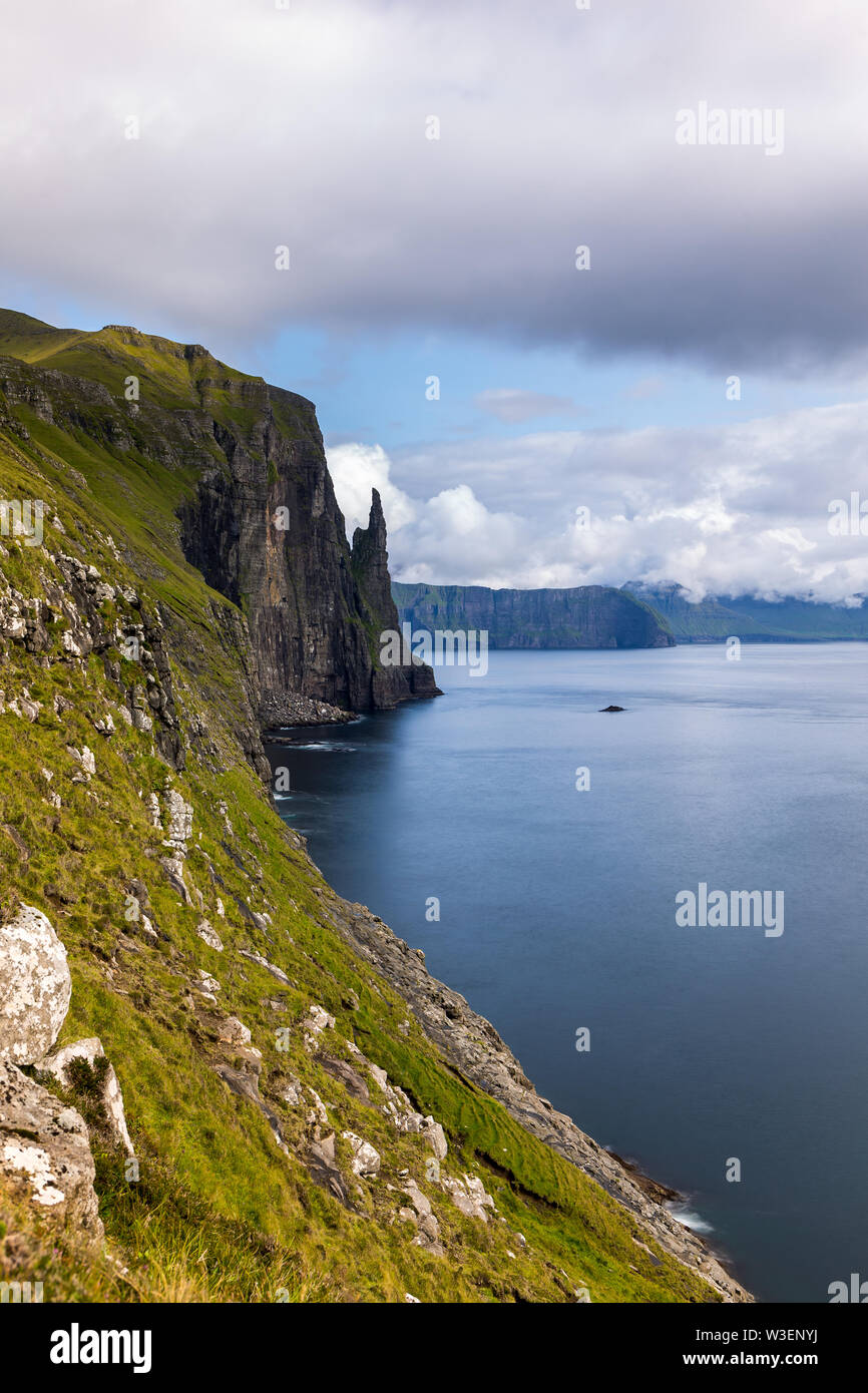 Unglaubliche Aussicht auf eine Felsformation in Färöer Inseln Stockfoto
