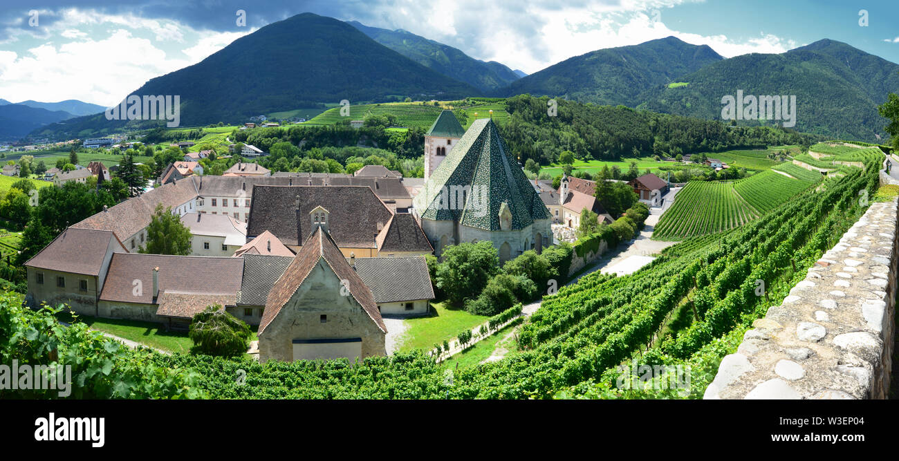 Schöne Aussicht auf das Kloster Neustift von grünen Weinbergen, Südtirol, Brixen, Italien umgeben. Stockfoto