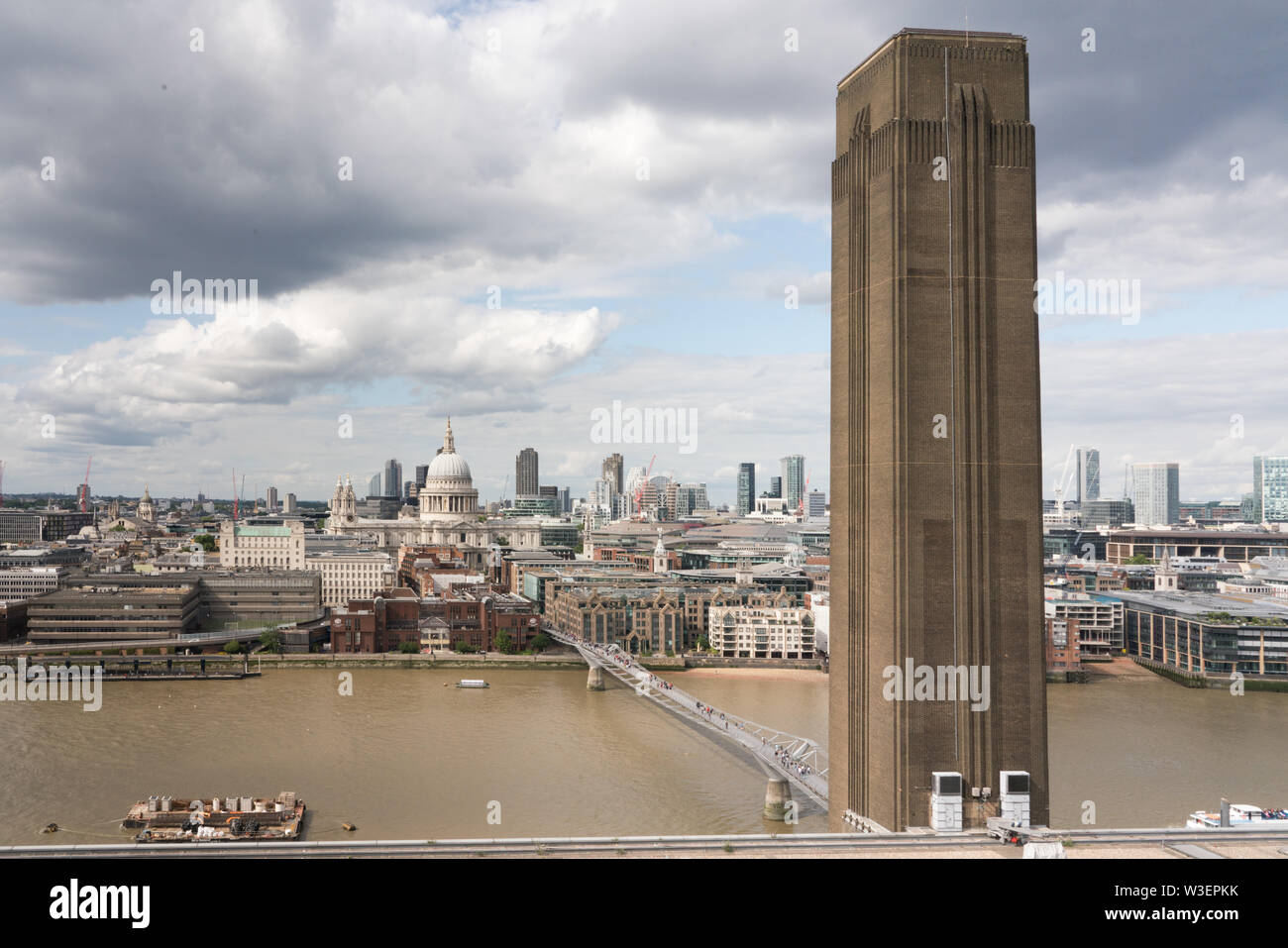 St. Paul's Cathedral und die Themse von der Tate Modern Blavatnik Gebäude Anzeigen Ebene angesehen Stockfoto