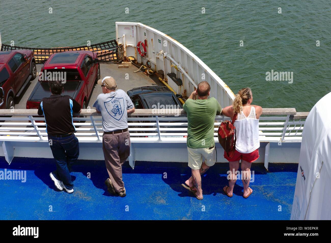 Die Passagiere genießen die Aussicht vom Deck des Cape May - Lewes Fähre. Stockfoto