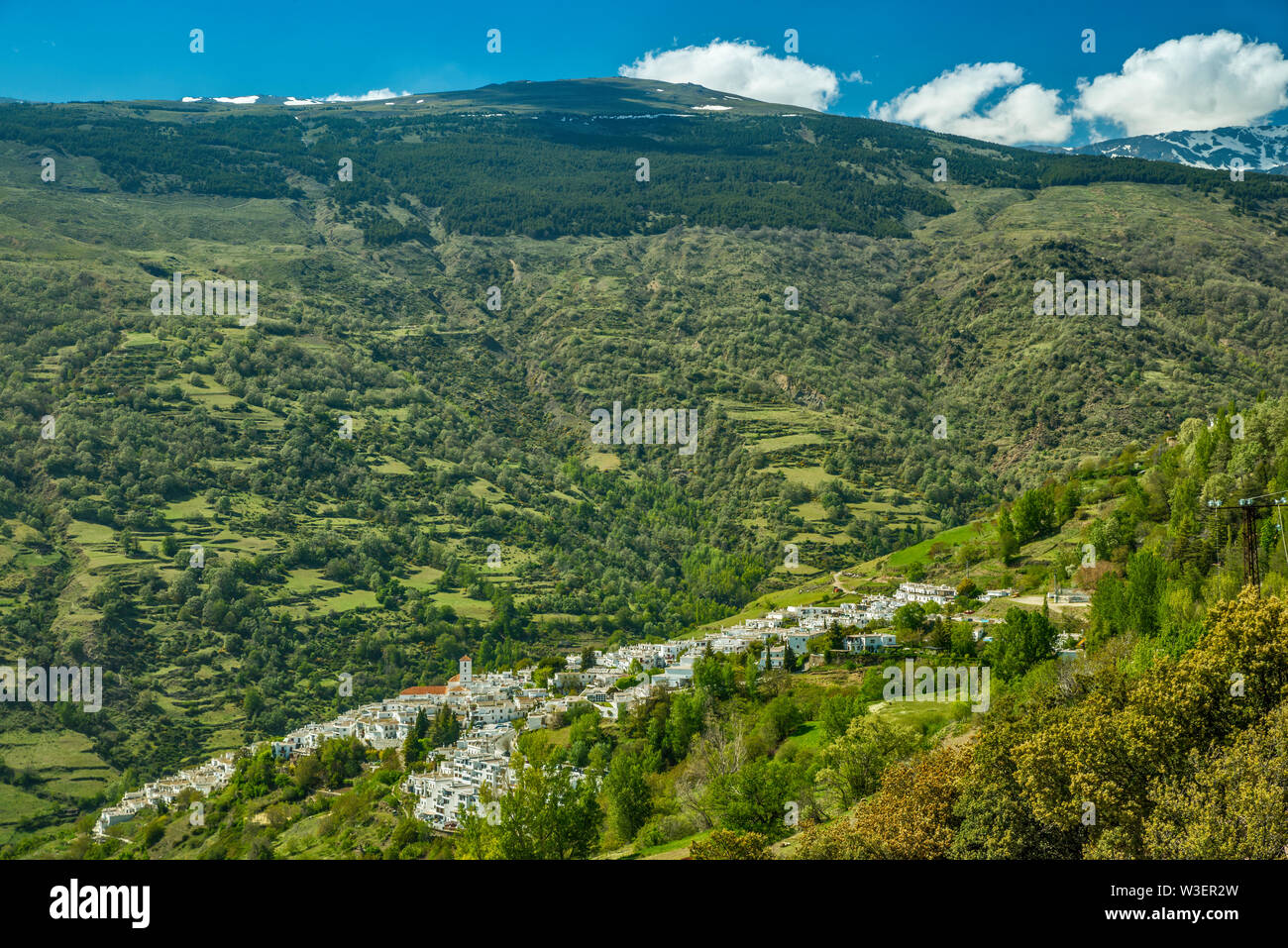 Stadt von Capileira, über Barranco de Poqueira Schlucht, von der Straße auf den Mulhacen, Nationalpark Sierra Nevada, Las Alpujarras, Andalusien, Spanien Stockfoto